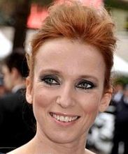 Une belle brune, avec des yeux revolver